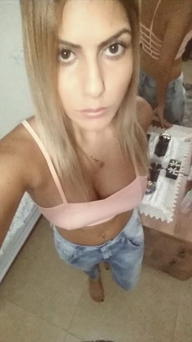 Домашняя девушка делает селфи - порно фото
